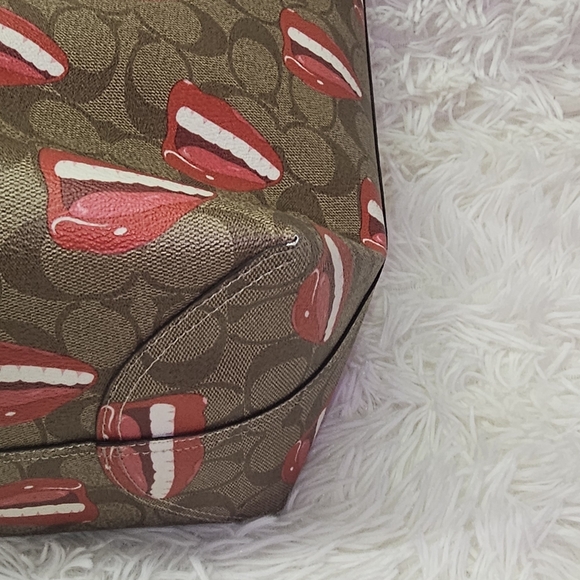 Coach ×Tom Wesselmann City Tote In Signature Canvas With Lip Print Design NWOT - Picture 6 of 11